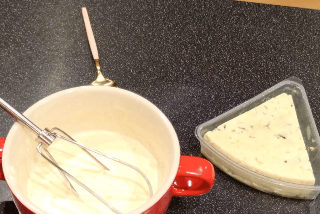 ブルーチーズソースを作る写真