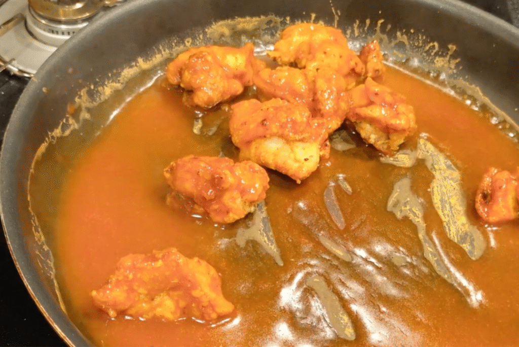 ホッターソースに唐揚げを和える写真