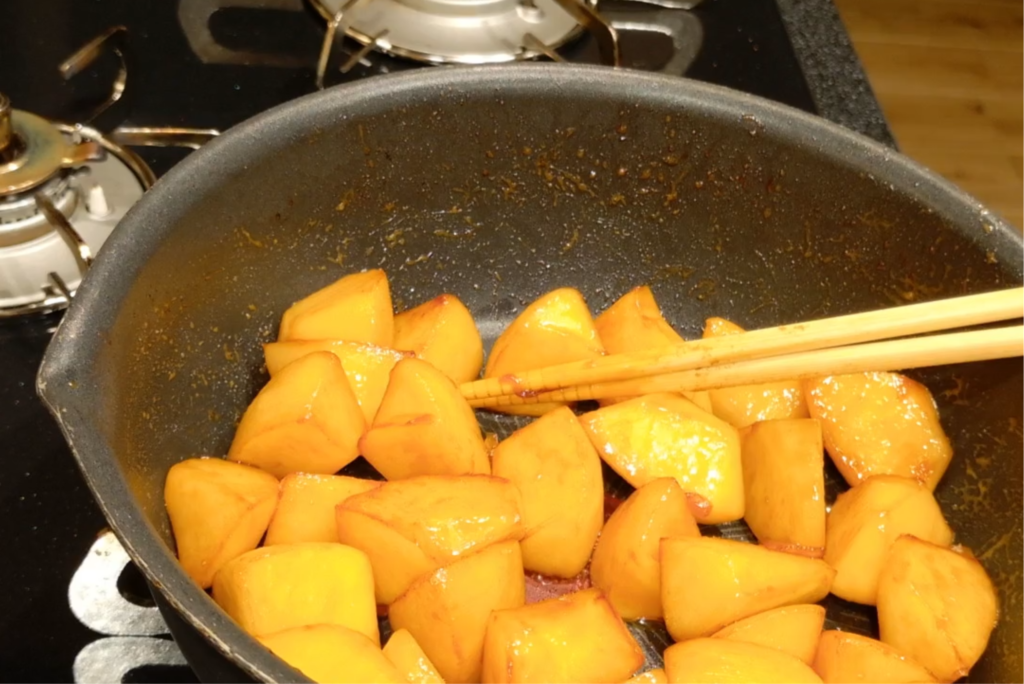りんごを炒めている写真