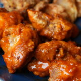 骨なし鶏もも肉で作るバッファローチキンとブルーチーズソース